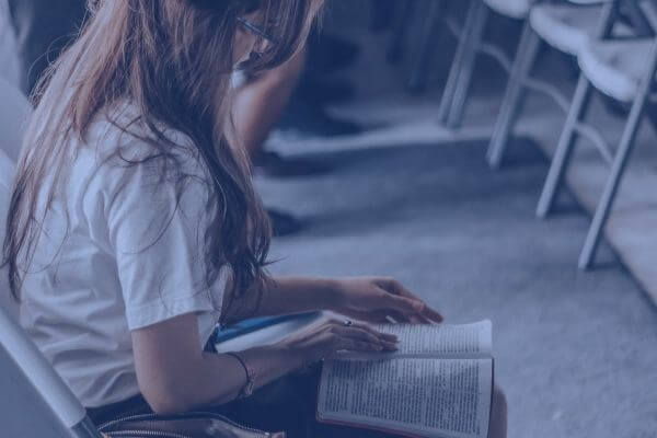 Joven leyendo la biblia