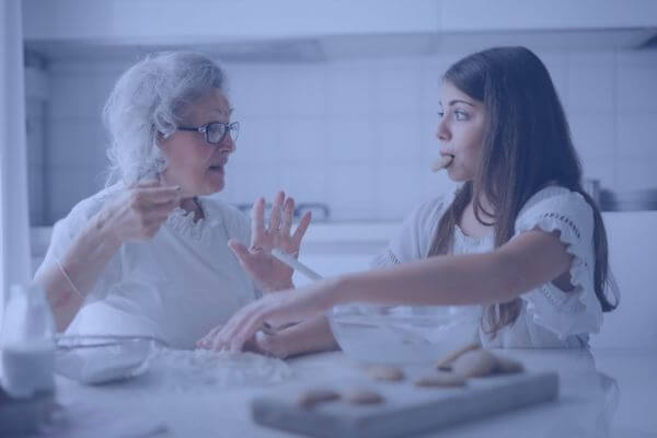 Abuela y nieta haciendo galletas en el Ministerio Personal